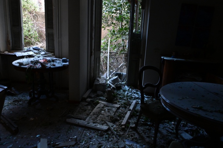 Έκρηξη στην Πλάκα: Εικόνες καταστροφής από την κατάρρευση του κτιρίου - Παντζούρια κρέμονταν από καλώδια