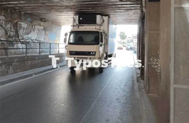 Το φορτηγό που «κόλλησε» κάτω από γέφυρα στη Θεσσαλονίκη, έχει ακινητοποιηθεί στο σημείο