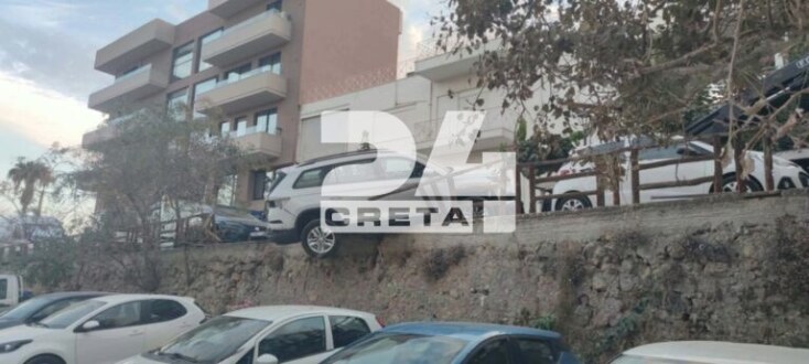 Χανιά: Τζιπ βρέθηκε να κρέμεται πάνω από πάρκινγκ μετά από τρελή πορεία - Παρέσυρε σταθμευμένα οχήματα