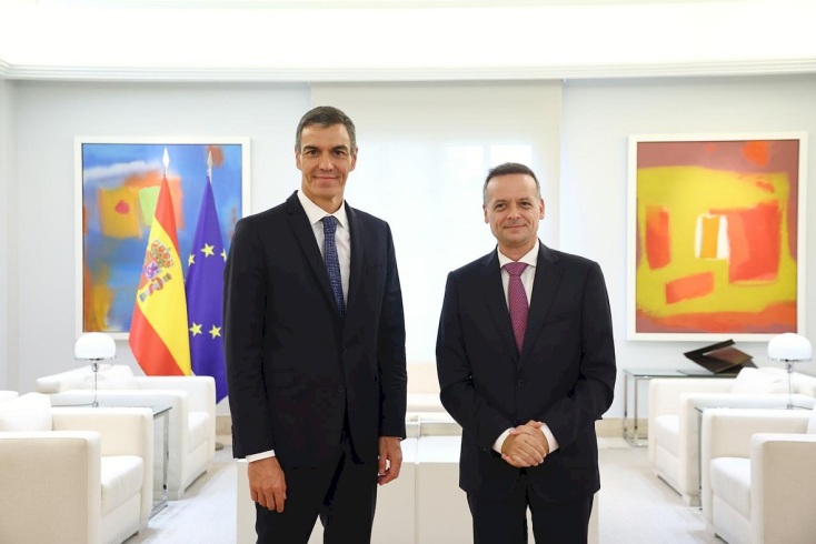 Ο Χάρης Δούκας απένειμε στον Σάντσεθ το Βραβείο Δημοκρατίας της Πόλης των Αθηνών 2026