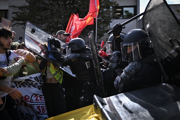 Διαδηλώσεις στη Γαλλία: Η κυβέρνηση κατηγορεί τη ριζοσπαστική αριστερά για ταραχές στα σχολεία