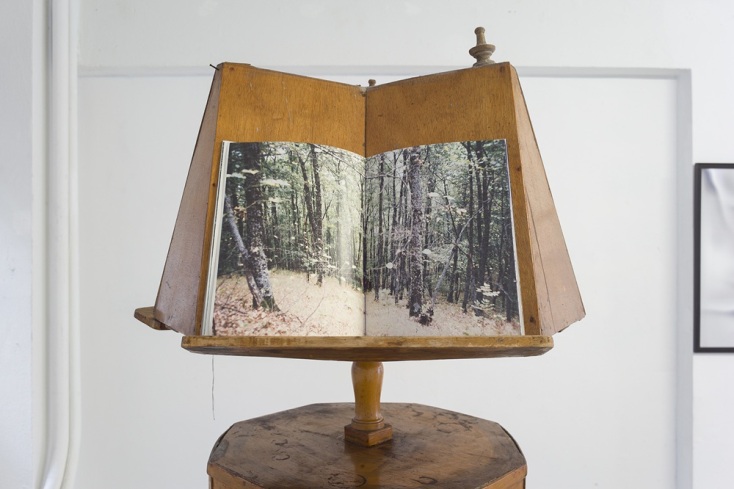 Ανδριάννα Μήλα, “Ανδριάννα Μήλα, «I Left a Note at the Backyard», dummy photobook, 64 σελίδες, ψηφιακή εκτύπωση, δεμένο στο χέρι, 2025