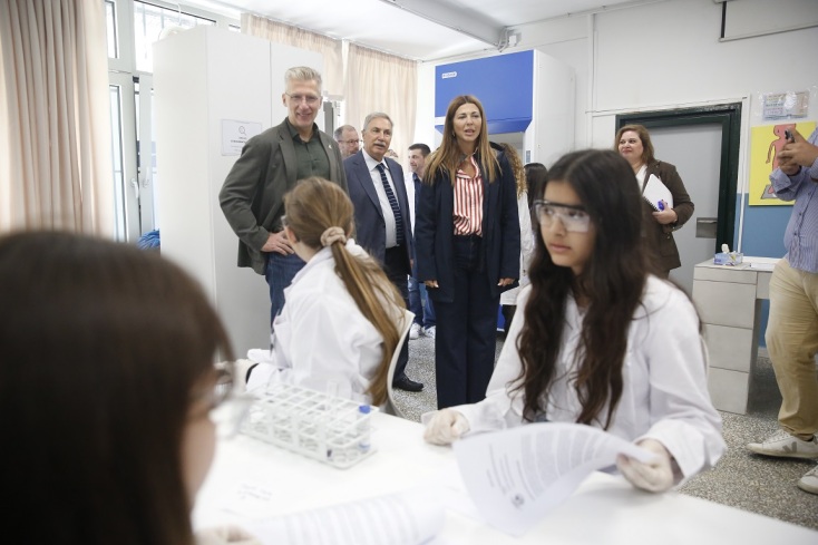 Επίσκεψη Σ. Ζαχαράκη, Άκη Σκέρτσου και Αντ. Παπαδημητρίου στα Ωνάσεια σχολεία Κολωνού	