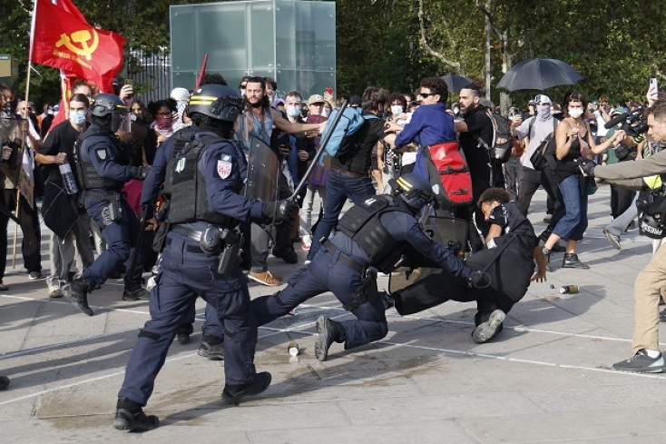 Γαλλία: 761 αστυνομικοί, 215 μαθητές και 89 εκπαιδευτικοί τραυματίες από τις ταραχές