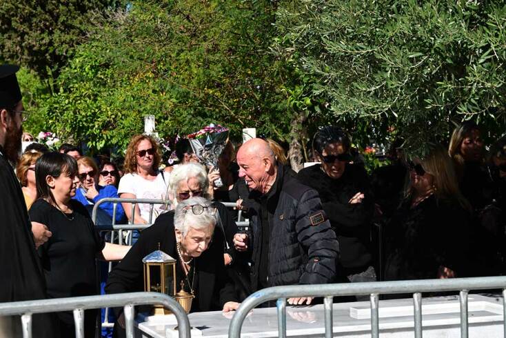 Τρισάγιο στον τάφο του Γιώργου Μαζωνάκη