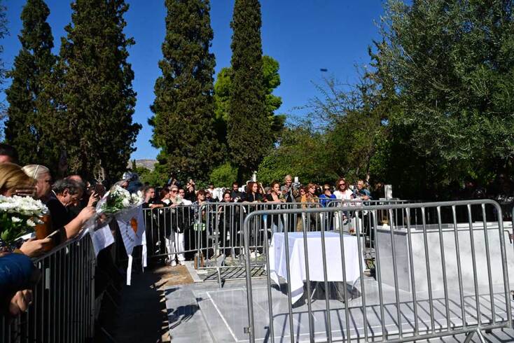 Τρισάγιο στον τάφο του Γιώργου Μαζωνάκη