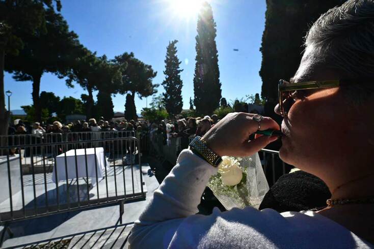 Τρισάγιο στον τάφο του Γιώργου Μαζωνάκη