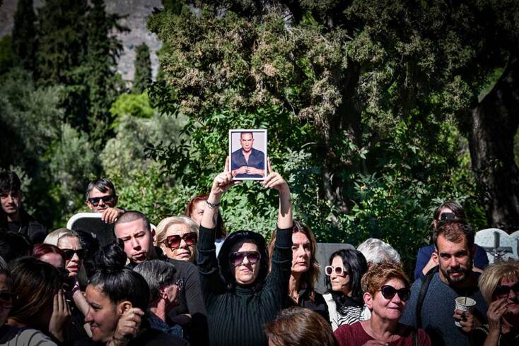 Τρισάγιο στον τάφο του Γιώργου Μαζωνάκη