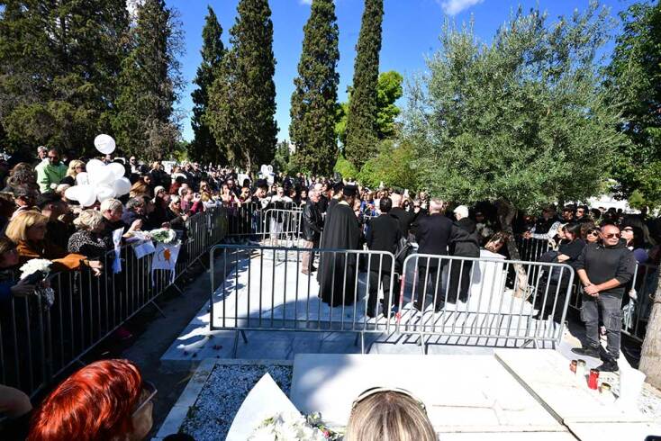Τρισάγιο στον τάφο του Γιώργου Μαζωνάκη