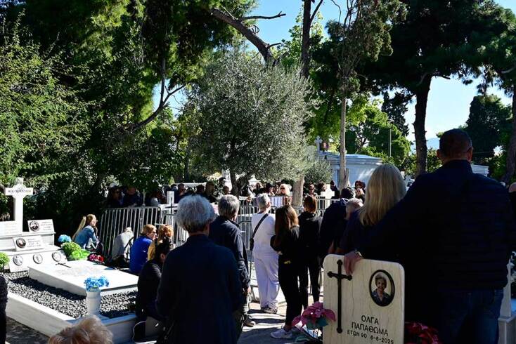 Τρισάγιο για τον Γιώργο Μαζωνάκη στο Γ' Νεκροταφείο Αθηνών