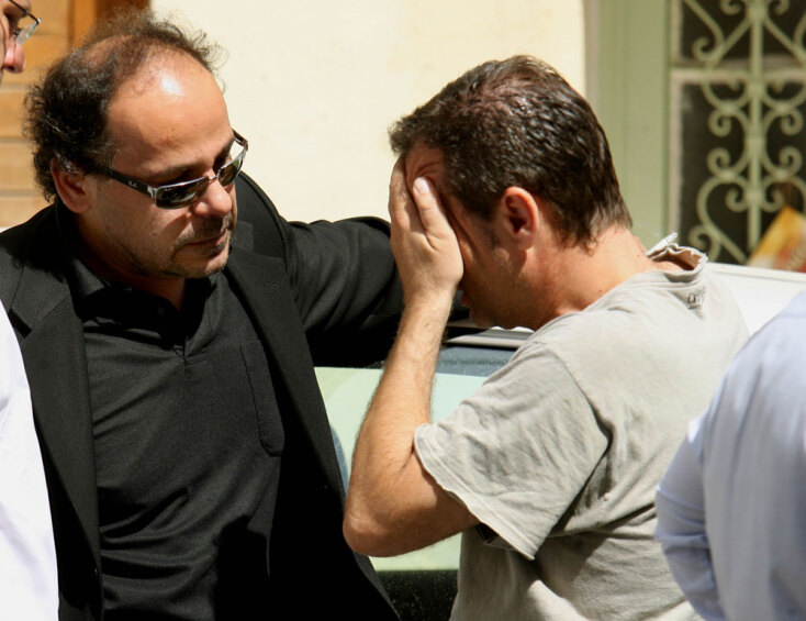 Ο Αλέξανδρος Ρήγας στην πολυκατοικία όπου βρέθηκε δολοφονημένος ο ηθοποιός Νίκος Σεργιανόπουλος, στην οδό Μετεώρων στο Παγκράτι, στις 4 Ιουνίου 2008