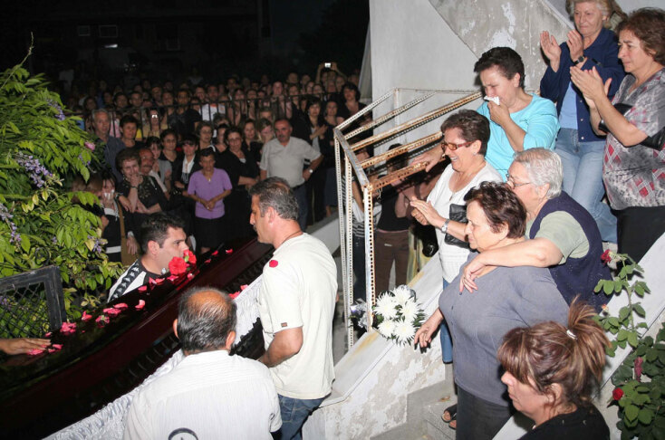 Στιγμιότυπο από την κηδεία του ηθοποιού Νίκου Σεργιανόπουλου στη γενέτειρά του, τη Δράμα, τον Ιούνιο του 2008
