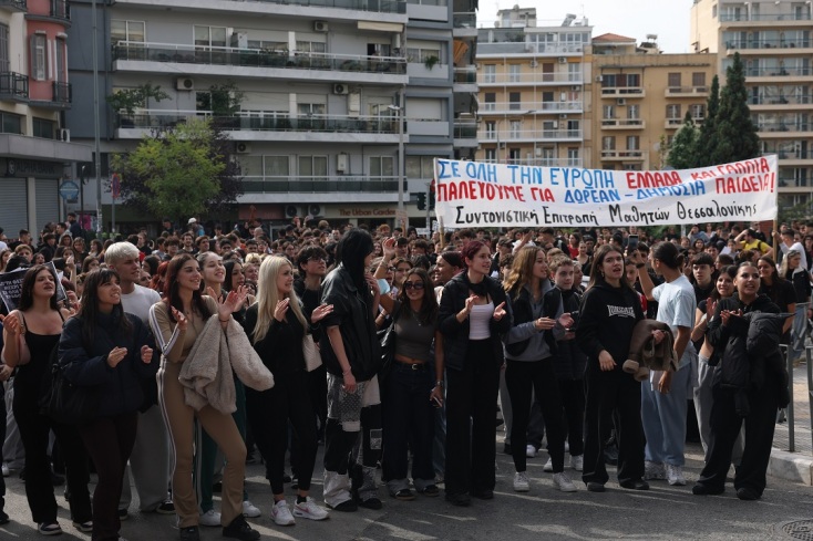 Πανεκπαιδευτικό συλλαλητήριο: Πέρασε από το Σύνταγμα η πορεία – Επιστρέφουν στα Προπύλαια οι διαδηλωτές	