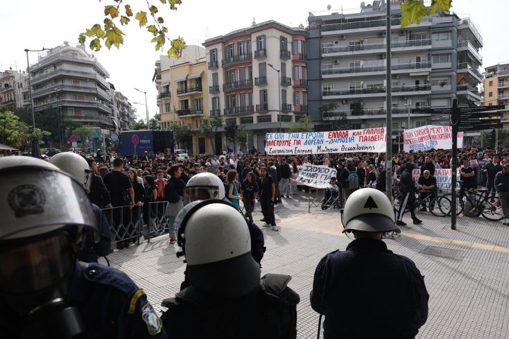 Πανεκπαιδευτικό συλλαλητήριο: Πέρασε από το Σύνταγμα η πορεία – Επιστρέφουν στα Προπύλαια οι διαδηλωτές	