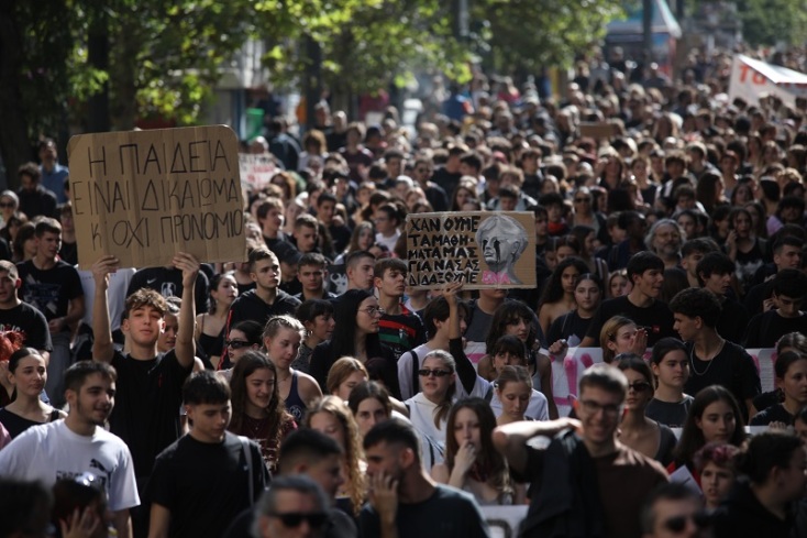 Πανεκπαιδευτικό συλλαλητήριο: Πέρασε από το Σύνταγμα η πορεία – Επιστρέφουν στα Προπύλαια οι διαδηλωτές	