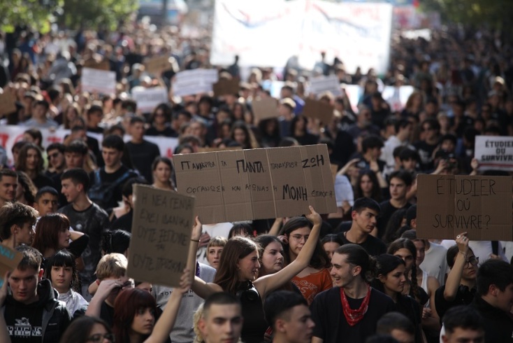 Πανεκπαιδευτικό συλλαλητήριο: Πέρασε από το Σύνταγμα η πορεία – Επιστρέφουν στα Προπύλαια οι διαδηλωτές	