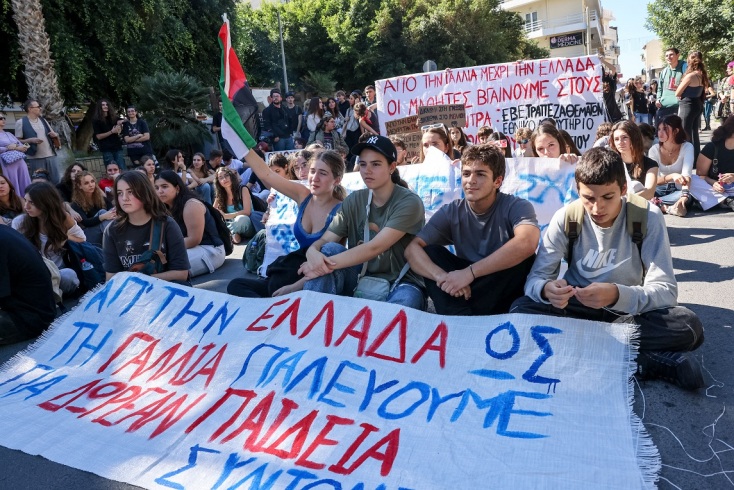 Πανεκπαιδευτικό συλλαλητήριο: Πέρασε από το Σύνταγμα η πορεία – Επιστρέφουν στα Προπύλαια οι διαδηλωτές	