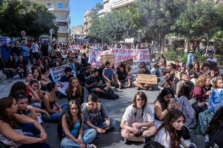 Πανεκπαιδευτικό συλλαλητήριο: Πέρασε από το Σύνταγμα η πορεία – Επιστρέφουν στα Προπύλαια οι διαδηλωτές	