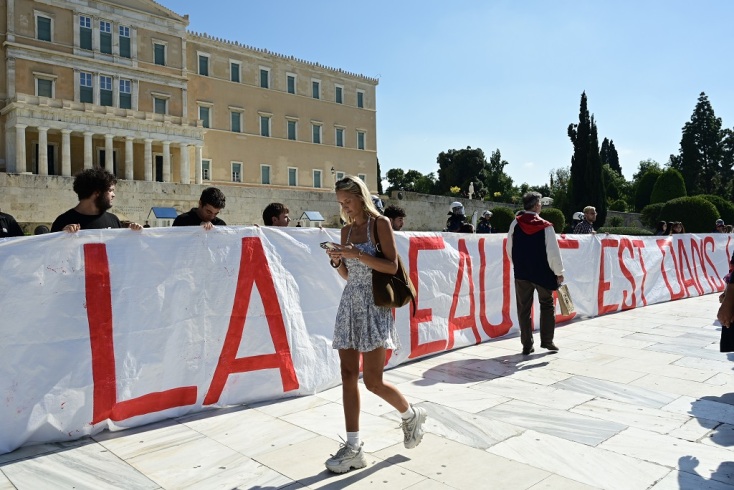 Πανεκπαιδευτικό συλλαλητήριο: Πέρασε από το Σύνταγμα η πορεία – Επιστρέφουν στα Προπύλαια οι διαδηλωτές	
