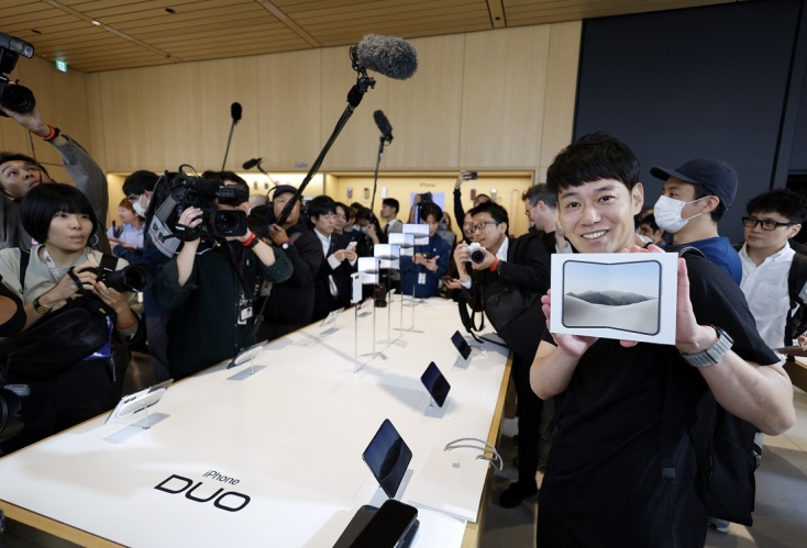 Ουρές έξω από καταστήματα Apple Store για το νέο iPhone Duo 