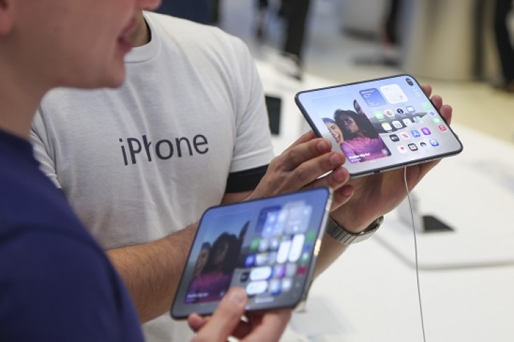 Ουρές έξω από καταστήματα Apple Store για το νέο iPhone Duo 