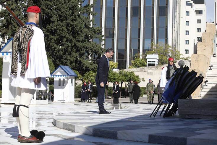 Ο δήμαρχος Αθηναίων Χάρης Δούκας στο Μνημείο του Αγνώστου Στρατιώτη τιμά την επέτειο της 28ης Οκτωβρίου