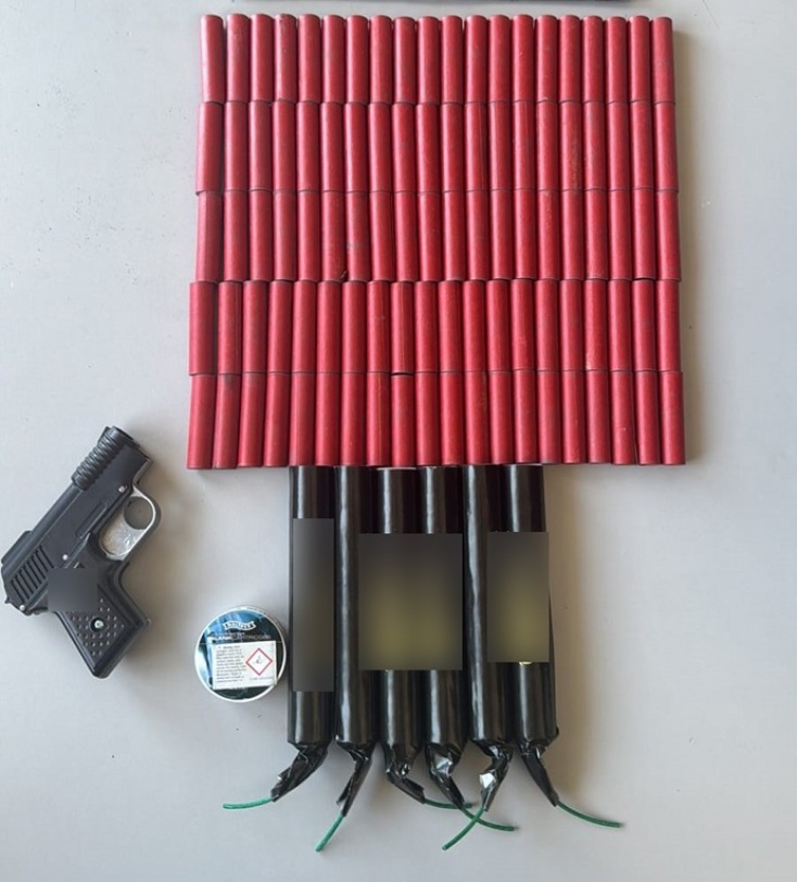 Σαλαμίνα: Κατάσχεση πάνω από 2.000 κροτίδων και φωτοβολίδων με πέντε συλλήψεις