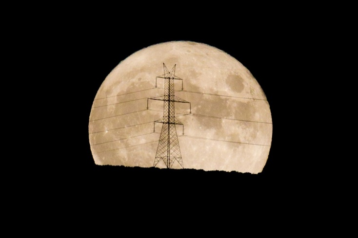 Πανσέληνος Αυγούστου και μπροστά της μία κεραία