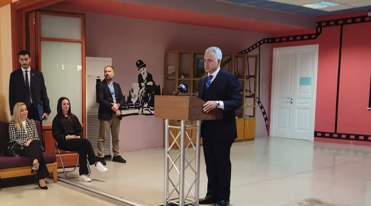 Ο Χρήστος Λιάπης, Πρόεδρος του ΚΕΘΕΑ, συντονίζει και εμψυχώνει με τις παρεμβάσεις του την εκδήλωση