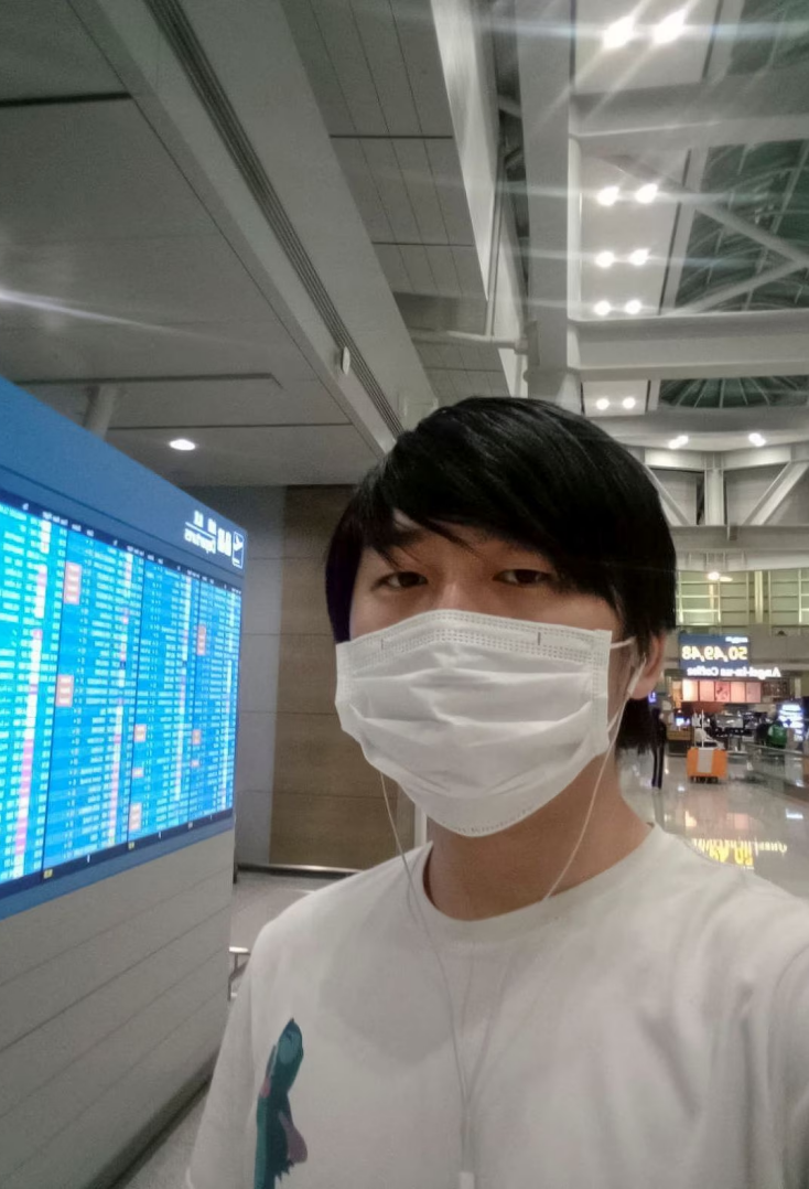 Ο 23χρονος Ρώσος επίστρατος που ζει αποκλεισμένος στην αίθουσα αναχωρήσεων αεροδρομίου στη Νότια Κορέα