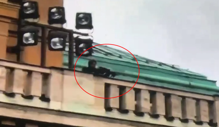 Ο 24χρονος μακελάρης στην οροφή του πανεπιστημίου κρατά στα χέρια του όπλο και ανοίγει πυρ σκοτώνοντας 14 άτομα