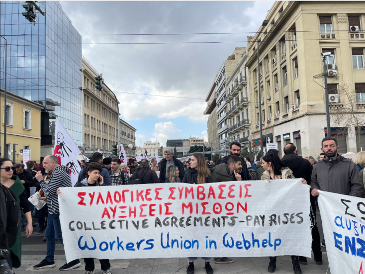 Εκατοντάδες πολίτες βρίσκονται ήδη στο κέντρο της Αθήνας για τις απεργιακές κινητοποιήσεις έναν χρόνο μετά την τραγωδία στα Τέμπη