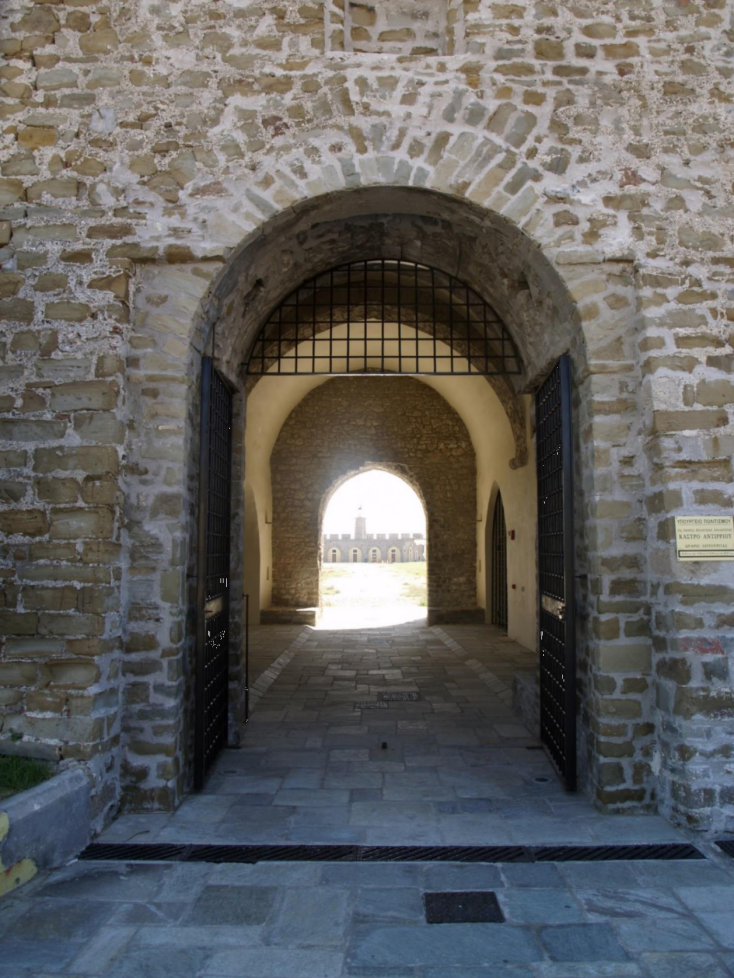 Η είσοδος του Κάστρου με την καμαροσκέπαστη στοά