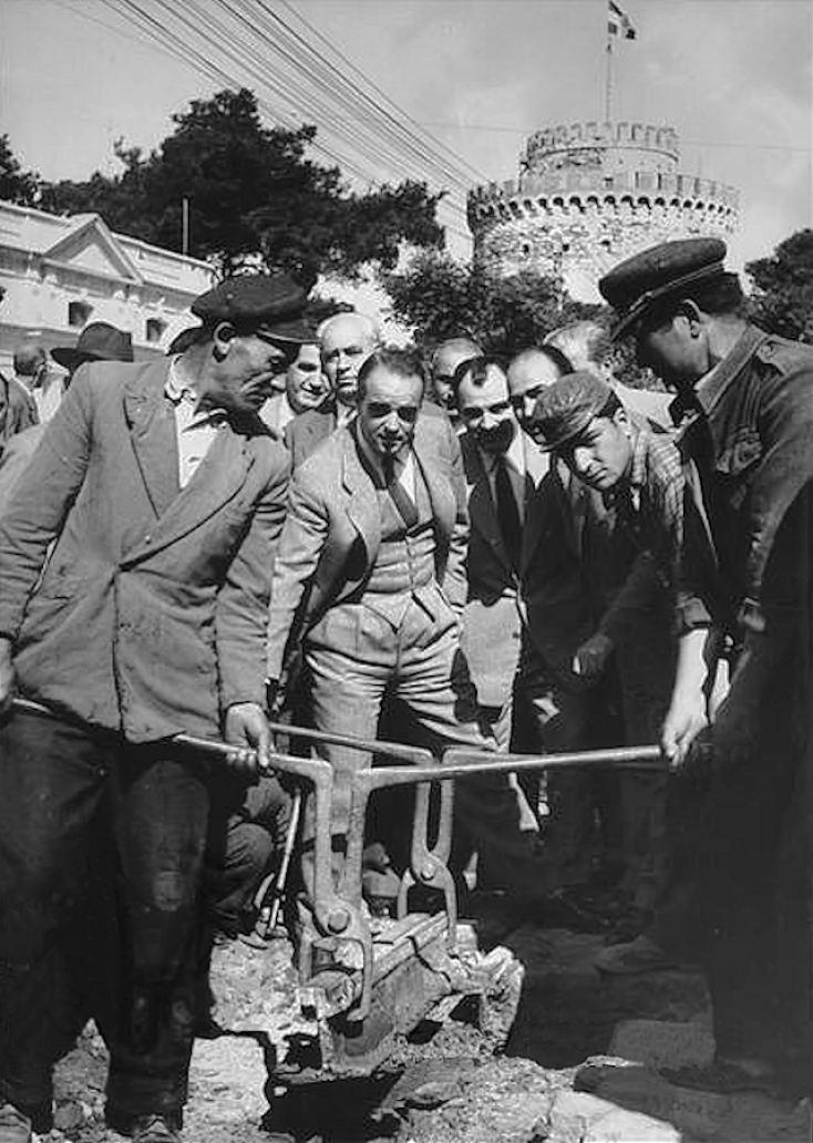 1957, ο τότε υπουργός Δημόσιων Έργων Κωνσταντίνος Καραμανλής ξηλώνει τις ράγες του τραμ. 