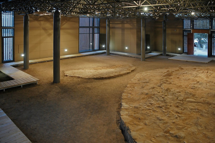 Υπόστεγο μεσοελλαδικών τύμβων Βρανά 