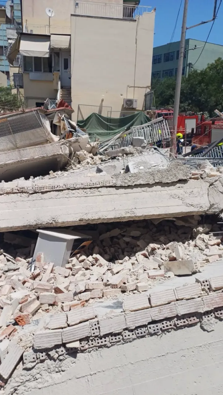 Εικόνες μετά την κατάρρευση της πολυκατοικίας στα Πετράλωνα 