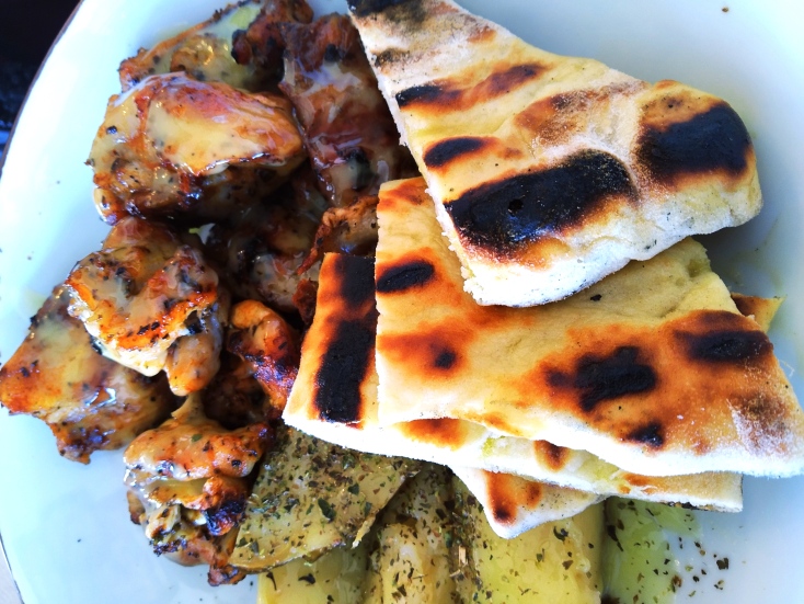 Κοντοσούβλι κοτόπουλο που αργοψήθηκε στα κάρβουνα με πατάτα στη χόβολη και χειροποίητη πιτούλα