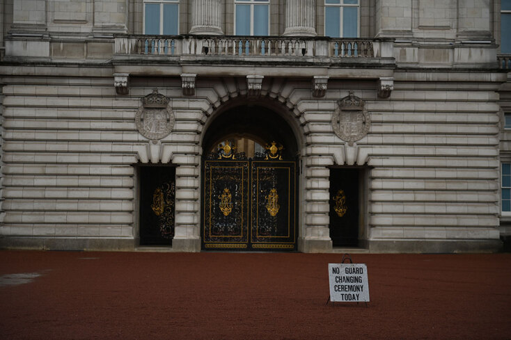 Πινακίδα στο Μπάκιγχαμ ενημερώνει ότι δεν θα γίνει η παραδοσιακή αλλαγή φρουράς