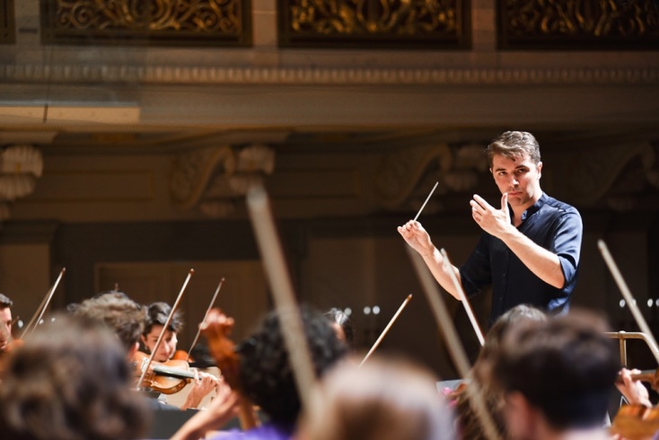 Ο Διονύσης Γραμμένος διευθύνει την Ελληνική Συμφωνική Ορχήστρα Νέων (ΕΛΣΟΝ) στο Μέγαρο Μουσικής Αθηνών