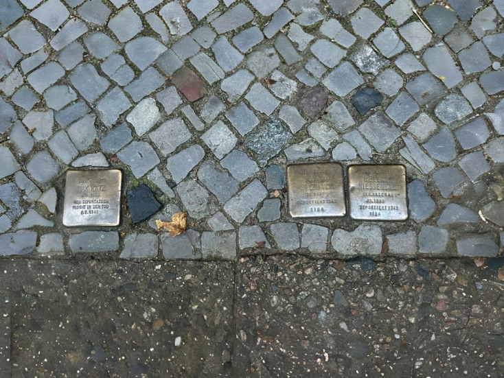 Βερολίνο, πέτρες μνήμης (stolpersteine), με ονόματα κατοίκων της περιοχής και το στρατόπεδο στο οποίο εξοντώθηκαν