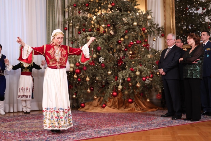 Τα κάλαντα της Πρωτοχρονιάς στον Κωνσταντίνο Τασούλα από την μπάντα των Ενόπλων Δυνάμεων και συλλόγους