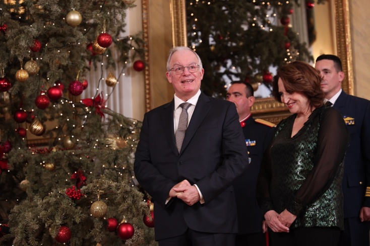 Τα κάλαντα της Πρωτοχρονιάς στον Κωνσταντίνο Τασούλα από την μπάντα των Ενόπλων Δυνάμεων και συλλόγους