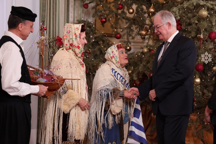 Τα κάλαντα της Πρωτοχρονιάς στον Κωνσταντίνο Τασούλα από την μπάντα των Ενόπλων Δυνάμεων και συλλόγους