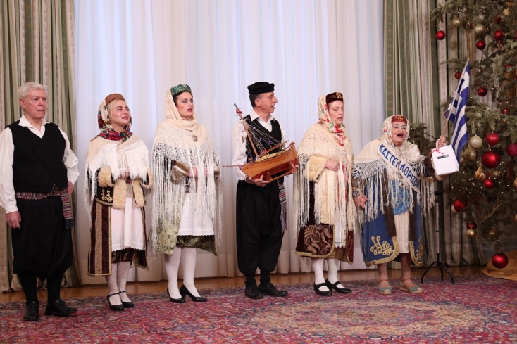 Τα κάλαντα της Πρωτοχρονιάς στον Κωνσταντίνο Τασούλα από την μπάντα των Ενόπλων Δυνάμεων και συλλόγους