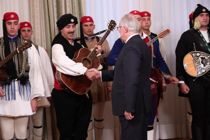 Τα κάλαντα της Πρωτοχρονιάς στον Κωνσταντίνο Τασούλα από την μπάντα των Ενόπλων Δυνάμεων και συλλόγους