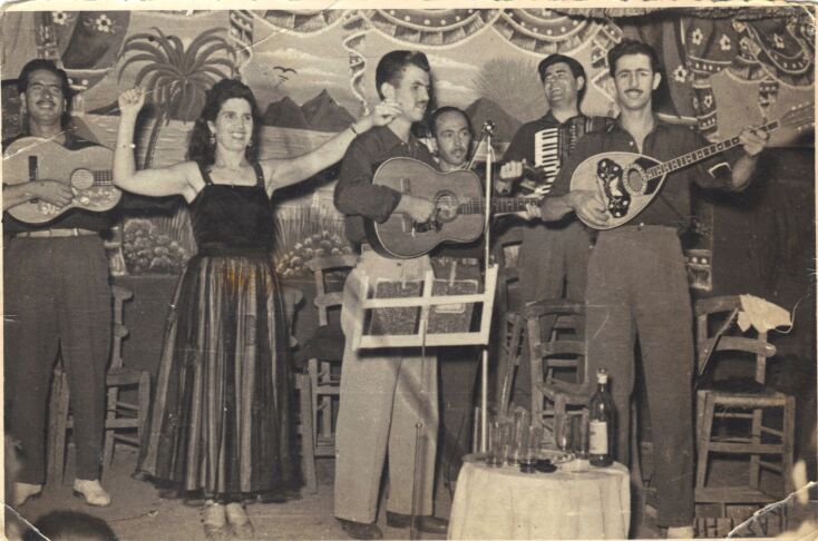 Κέντρο Καρύδειο, Λάρισα, 1954. Από αρ.: Δημήτρης Δασκαλάκης (κιθάρα), Μπέτυ Δασκαλάκη (τραγούδι), Νίκος Σαραγούδας (κιθάρα), Παναγιώτης Σαρίκος (βιολί), Σταμάτης Μπενέτας (βιολί), Ιορδάνης Τσομίδης (μπουζούκι)