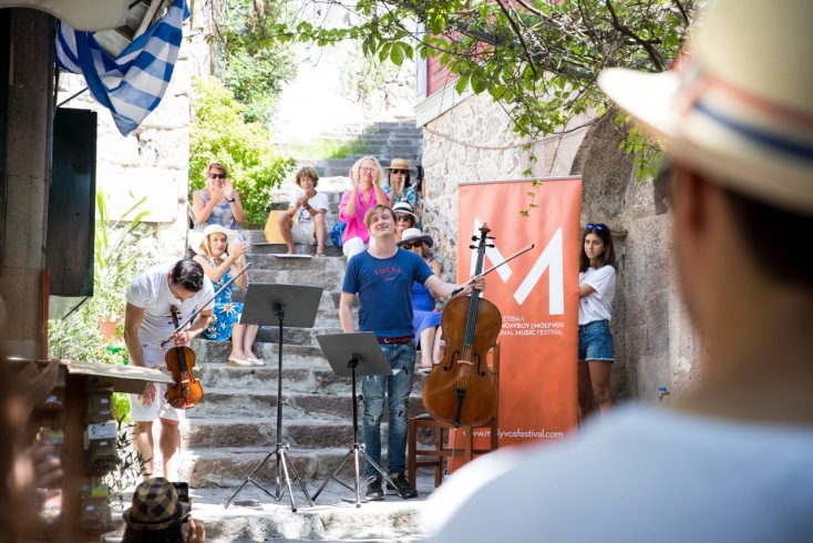 4._molyvos_musical_moment_at_the_village_agora_linus_roth_benedickt_kloeckner_calex_grymanis.jpeg