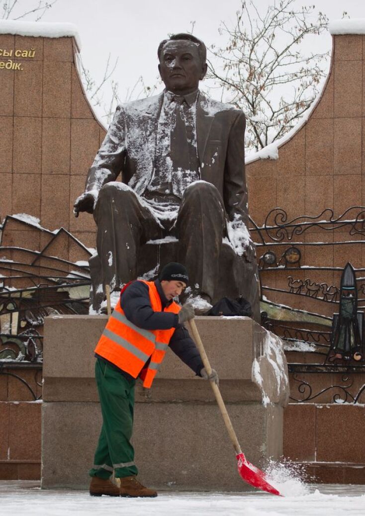 Ο Ναζαρμπάγεφ φεύγει, αλλά μένει