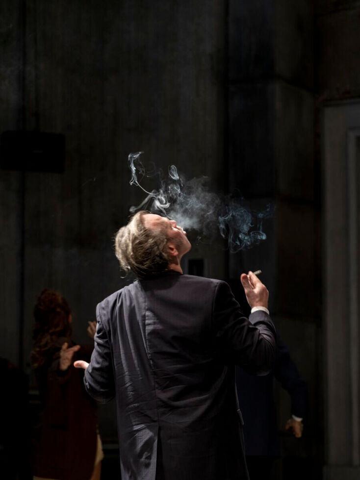 Εικόνα από την παράσταση «Κομμώτριες/Μεταπολίτευση» του Μιχαήλ Μαρμαρινού