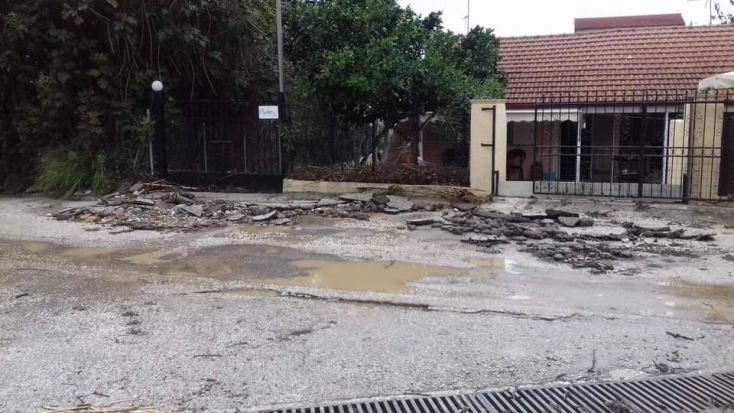 Κέρκυρα: «Βομβαρδισμένο» τοπίο στην Μεσσογγή – Προβλήματα και στον Πετριτή 